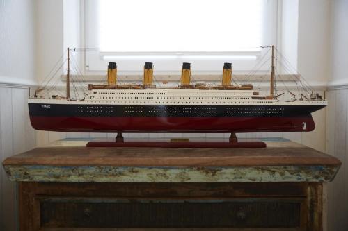 a model of a cruise ship sitting on a table at Bernstein-Hotel Bootshaus in Büsum