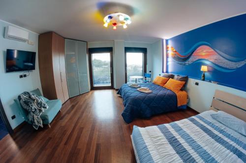 um quarto com uma cama e uma mesa em il Sorriso di Angelina em Pescara