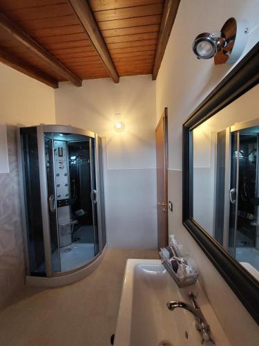Terrazza San Camillo في كاتانيا: حمام مع حوض ومرآة