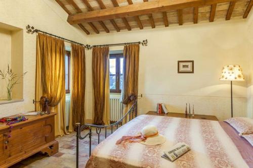 una camera da letto con un letto con un cappello sopra di CasAnnona a Fermo