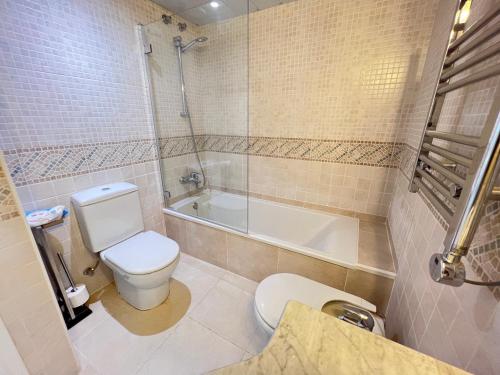 La salle de bains est pourvue de toilettes, d'une baignoire et d'un lavabo. dans l'établissement La Bovila Apartment with exceptional yard, à Platja d'Aro