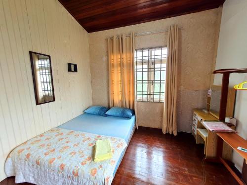 een slaapkamer met een bed en 2 ramen bij Homestay Kuala Terengganu One Stop 2 in Kuala Terengganu
