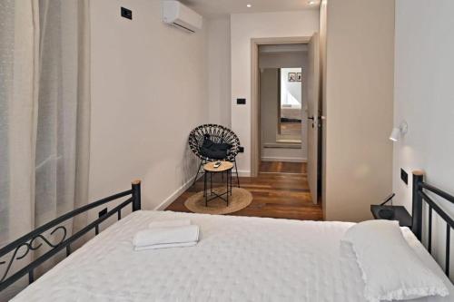 um quarto com uma cama e uma cadeira num quarto em Historic Village Apartments em Slatine