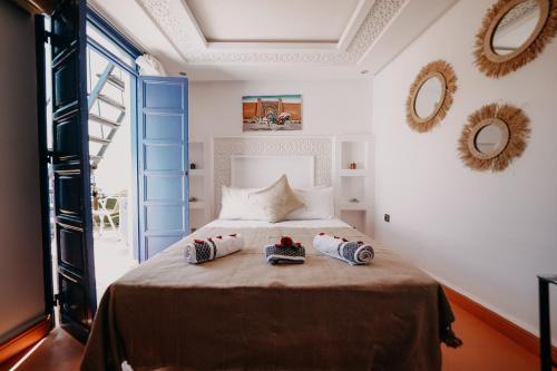 een slaapkamer met een bed met 2 kussens erop bij Riad karim in Marrakesh