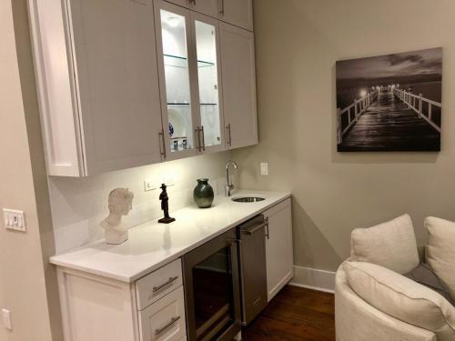 Una cocina con encimera blanca y fregadero. en New Luxury Oxford Square Condo at Harrison Square, en Oxford