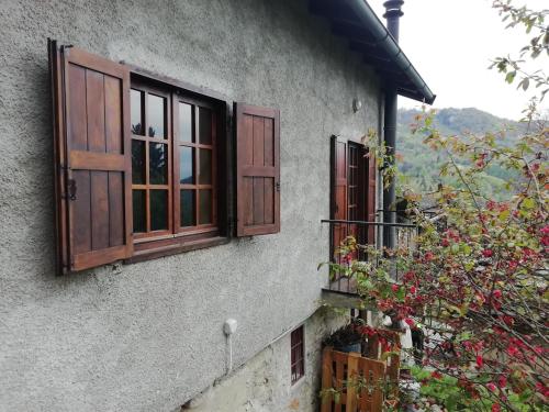 a building with wooden windows and a balcony at Chalet Niki BELLAGIO in Bellagio