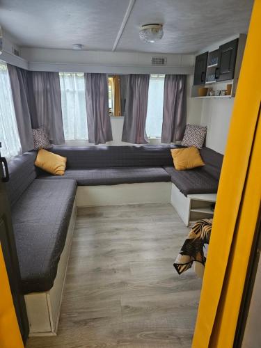 une chambre avec deux lits à l'arrière d'une caravane dans l'établissement Mobil Home 