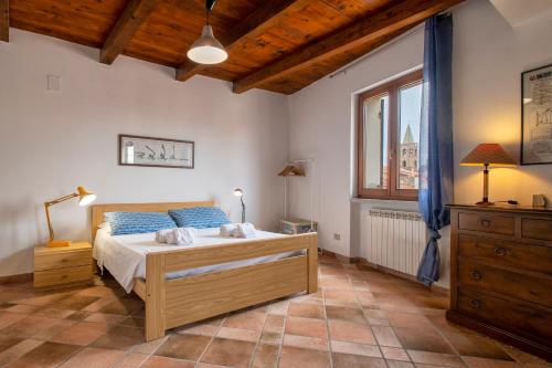 a bedroom with a bed and a large window at Alghero Gilbert Ferret in Alghero
