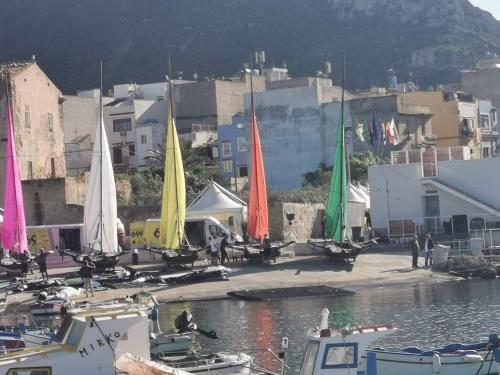 Un montón de barcos están atracados en un puerto en Casa Giusi en Sferracavallo