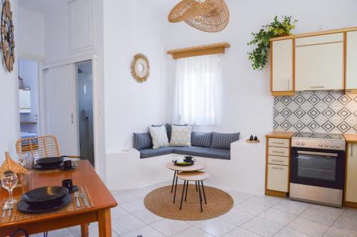cocina y sala de estar con sofá y mesa en Niki Rooms en Adamas