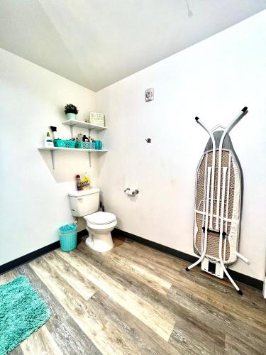 Un baño de Private Room with Shared Bathroom on the 1st Floor 10 minutes walk to University of Washington