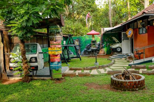une cour avec une voiture garée à côté d'une maison dans l'établissement Belljem Homes -your own private resort -1 BR, à Thrissur