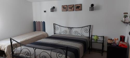 um quarto com uma cama preta e branca num quarto em Casa Adriana em Eforie Sud