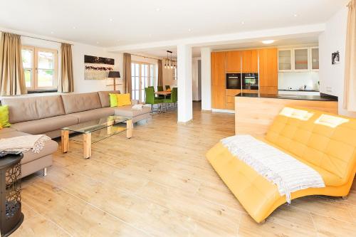 a living room with a couch and a kitchen at Ferienwohnung Elmau in Garmisch-Partenkirchen
