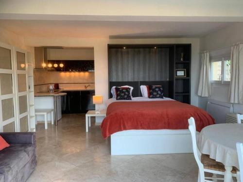 une chambre avec un grand lit et une cuisine dans l'établissement Lord of Sainte-Maxime, à La Garonnette-Plage