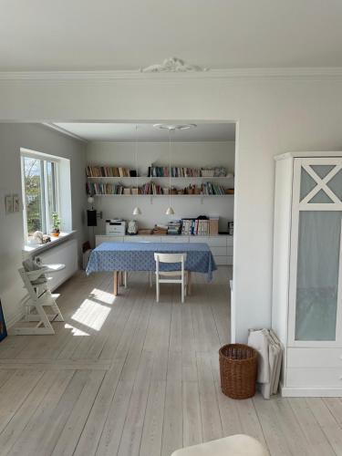 Stor lys lejlighed med terrasse og altan في هلسنغور: غرفة معيشة مع طاولة ومكتب