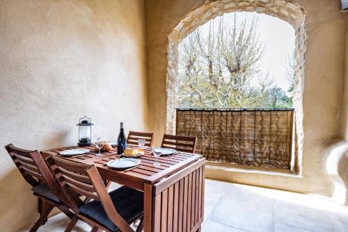 une salle à manger avec une table et une fenêtre dans l'établissement L'EDEN - Le temps du repos, à Saint-Romain-en-Viennois