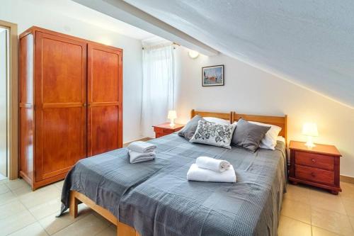 una camera da letto con un letto e due asciugamani di Luka 2 SEA&Beach front apartment a Mirce