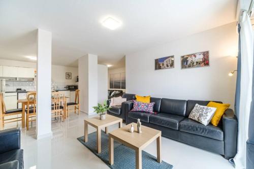 un soggiorno con divano e tavolo di Luka 2 SEA&Beach front apartment a Mirce