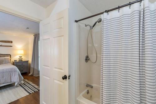 Un baño con ducha con cortina de ducha. en Abigail's Lake Haven, en Jacksons Gap