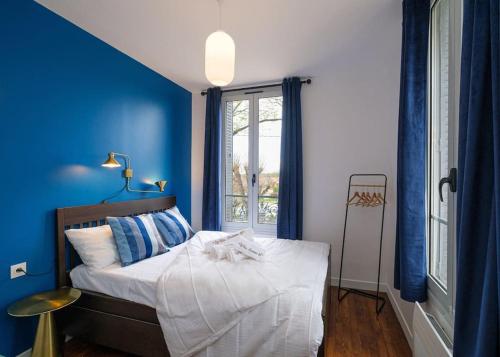 Un pat sau paturi într-o cameră la Villa Forestière Appart. Le Paulownia
