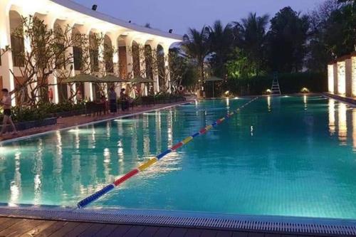 ein großer Swimmingpool in einem Hotel in der Nacht in der Unterkunft 2 bed-rooms Apartment AquaSky, Ecopark, Hung Yen in HÆ°ng YÃªn