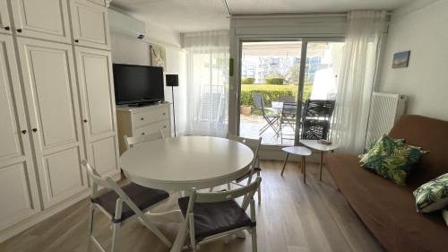 Televízia a/alebo spoločenská miestnosť v ubytovaní Charmant appartement classé et son jardin à 2 pas de la plage - AC Fibre Parking
