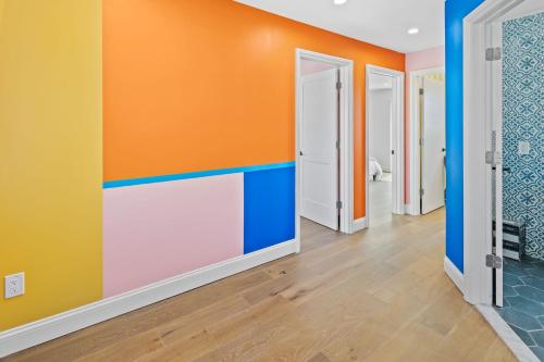 大西洋城Stylishly Renovated 5-Bedroom Home in AC - Perfect for Groups and Families的走廊上设有橙色和蓝色的墙壁