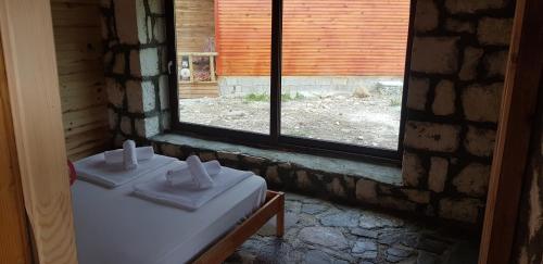 Dos lavabos blancos en una habitación con ventana en Olympos stone villa 2, en Kumluca