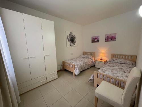 Ένα ή περισσότερα κρεβάτια σε δωμάτιο στο Centrico appartamento a 100 metri dal mare.