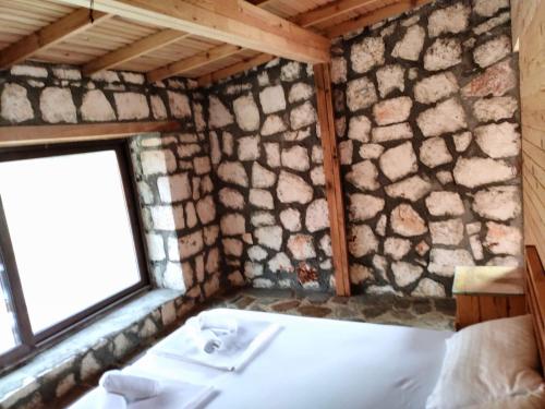 KumlucaにあるOlympos stone villa 2のキャビン内の窓とテーブル付きの部屋