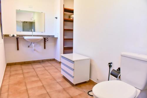 a bathroom with a toilet and a sink at Villa Samoa - Ilhabela in Ilhabela