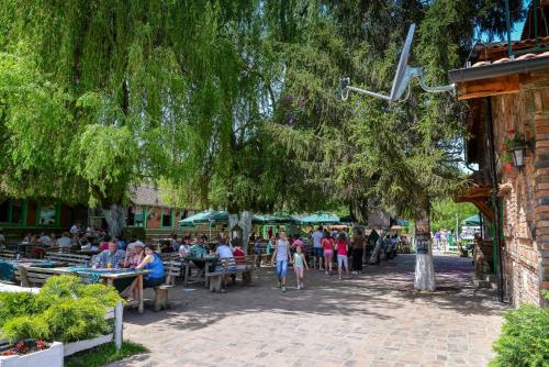 Jardín al aire libre en B&B Etno Village Sunčana Reka
