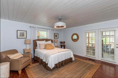 ein Schlafzimmer mit einem Bett und einem Stuhl in der Unterkunft Sunset Slough in Jacksons Gap