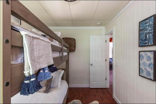 ein Schlafzimmer mit einem Etagenbett mit blauen und weißen Wänden in der Unterkunft Sunset Slough in Jacksons Gap