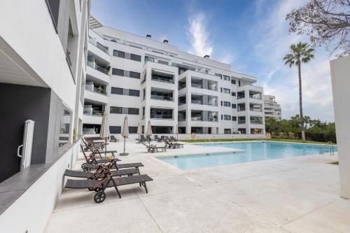 Marbella luxury brand new 2-bedroom apartment, 3 min walk to the beach!
