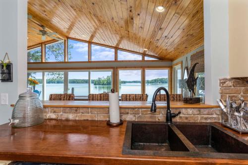 cocina con fregadero y ventana grande en A Point to Happiness, en Jacksons Gap