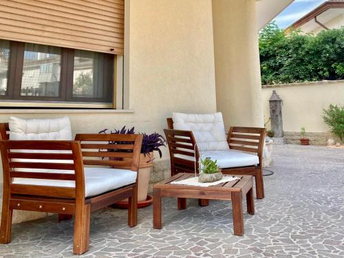 a patio with three chairs and a coffee table at Chilli House in Sottomarina