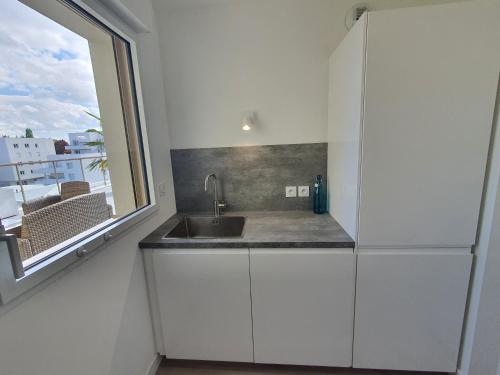 une cuisine avec un évier et une fenêtre dans l'établissement ViaSilvaDoma : Metro, Parking, Terrasse, à Cesson-Sévigné