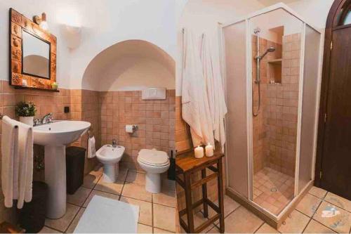 ロコロトンドにあるTrulli Nonna Graziellaのバスルーム(洗面台、トイレ、シャワー付)