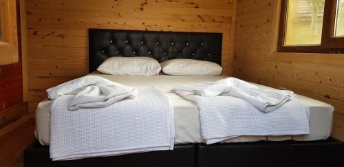 Kumluca的住宿－Olympos wood house，一间卧室配有一张床,上面有两条毛巾