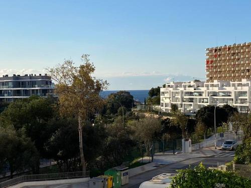 widok na miasto z budynkami i ulicą w obiekcie Lovely Tona w mieście Torremolinos