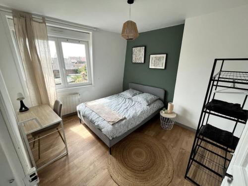 Posteľ alebo postele v izbe v ubytovaní Appart 6pers centre Valenciennes