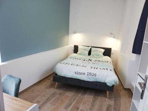 um pequeno quarto com uma cama num quarto em Bel appartement cœur de Grenoble tout équipé em Grenoble