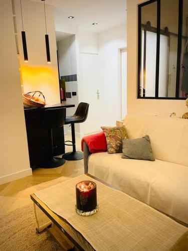 un salon avec un canapé et une table dans l'établissement Luxe Cosy appart au Parc Monceau, à Paris
