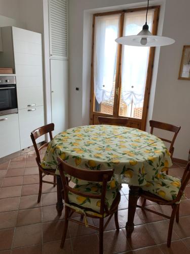 a kitchen with a table and two chairs and a table and a table and chairs at Appartamento Donella con parcheggio privato in San Gimignano