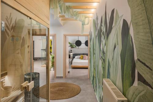 Zimmer mit einem Bett und einem Glasflur in der Unterkunft OliveNest Chania Executive Villa in Perivólia