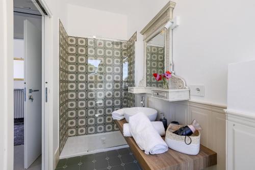 Un baño con lavabo, inodoro y espejo. en B&B Green Eyes, en Civitanova Marche