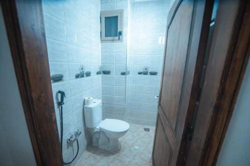 ein weißes Bad mit einem WC und einer Dusche in der Unterkunft Appartement Sable D'or in Tan-Tan