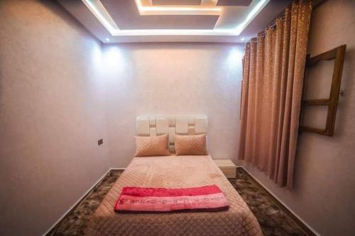 ein Schlafzimmer mit einem großen Bett in einem Zimmer in der Unterkunft Appartement Sable D'or in Tan-Tan